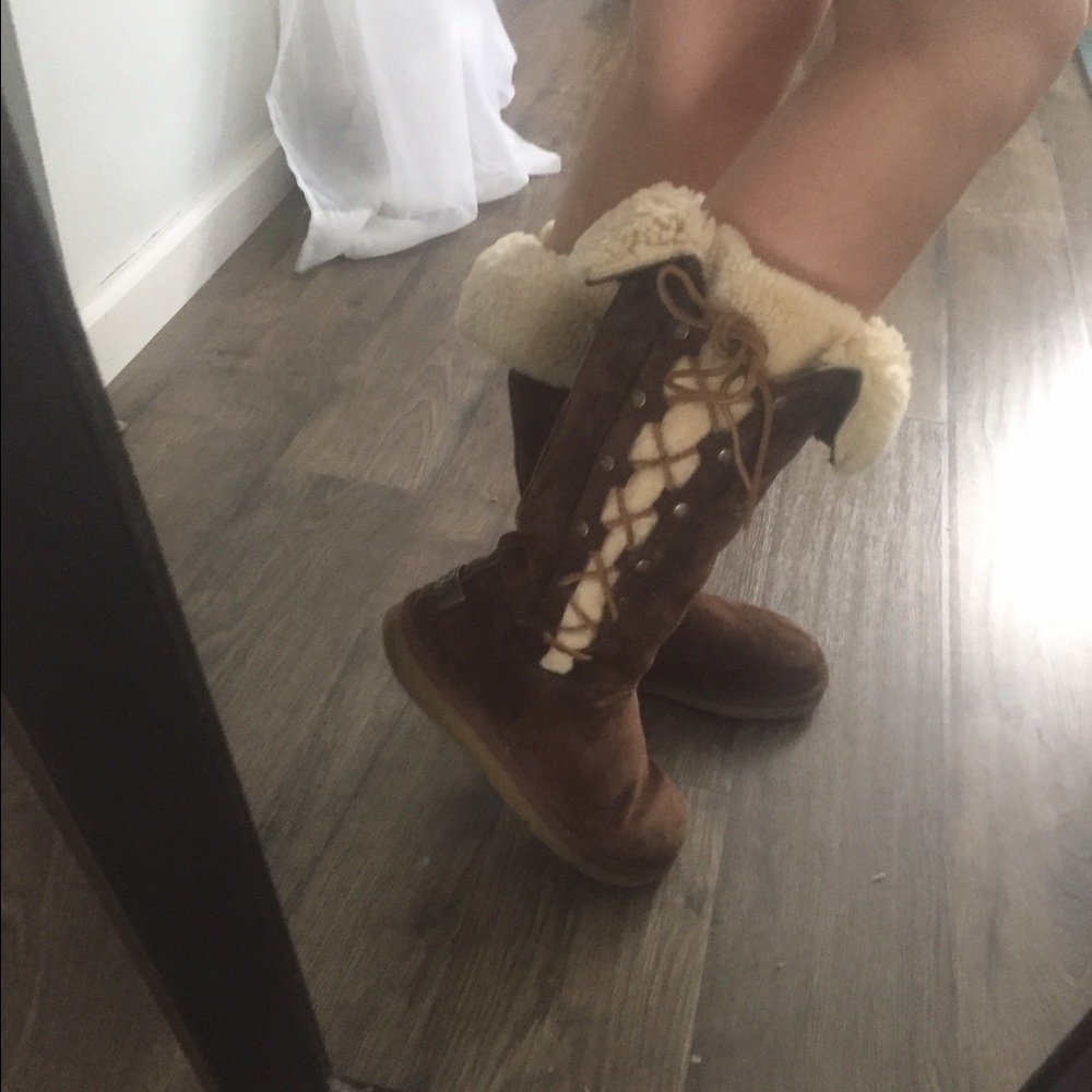 Tall brown lace up ugg boots! Fits size 6-7